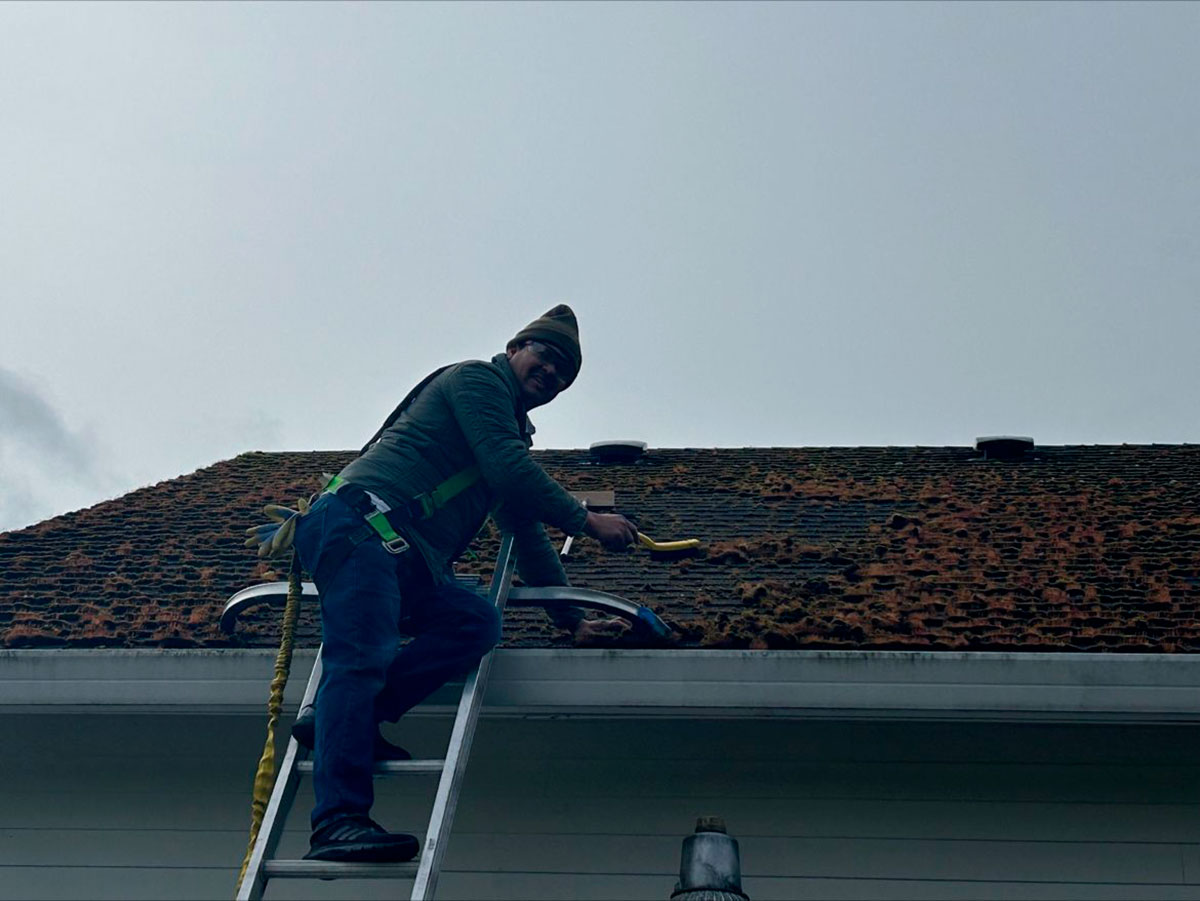 Professional roof cleaning and moss removal on residential home in Keizer, Oregon – safe soft wash by Dou-Glass team to remove algae and extend roof life